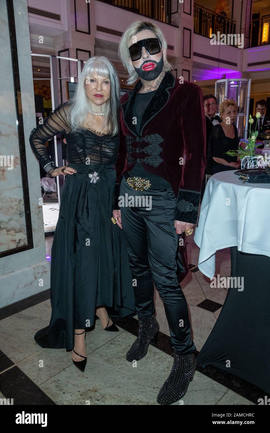 Rita Thea Schmidt mit Designer Harald Gloeoeckler, beim 120. Presseball Berlin im Maritim Hotel. Berlin, 11.01.2020 Stockfoto