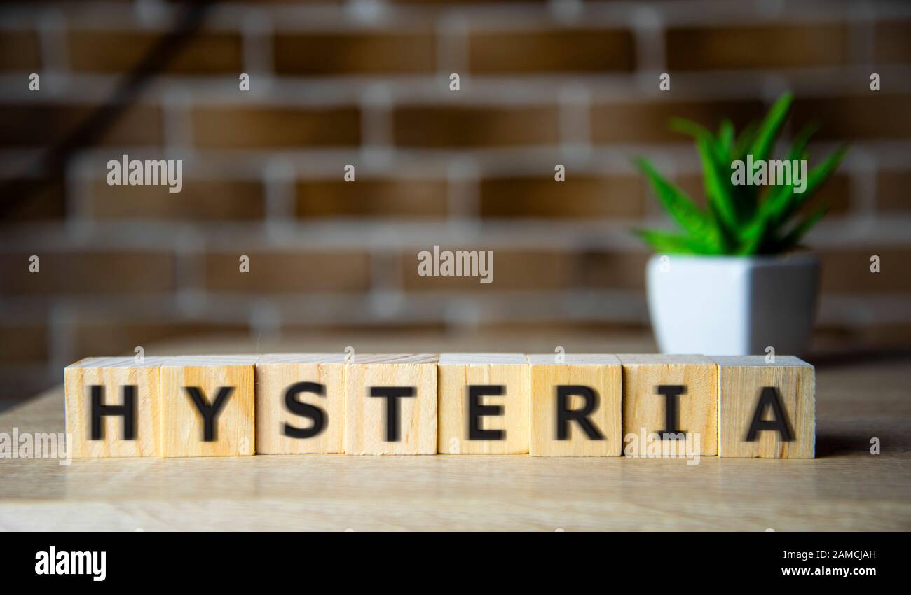 Hysterie-Text auf Blöcken. Worthysterie. Konzeptbild. Hysterie-Syndrom. Stockfoto
