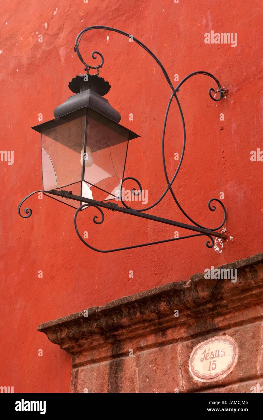 Verzierte Metalllaterne über der Tür eines spanischen Kolonialhauses, San Miguel de Allende, Mexiko Stockfoto