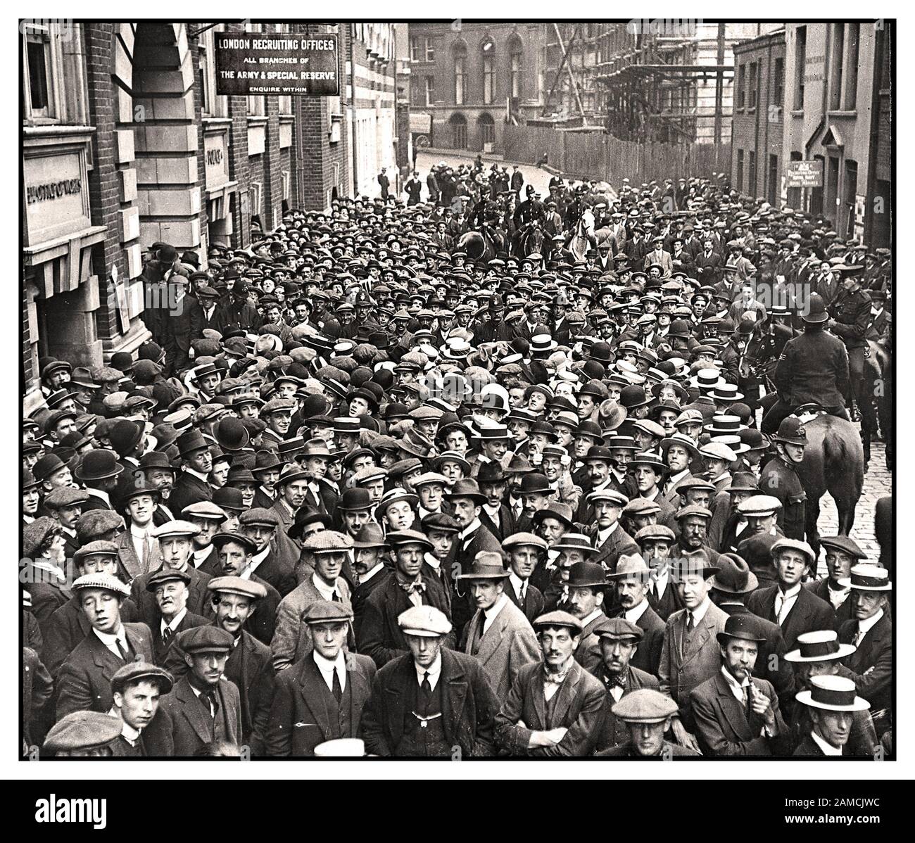 WW1 Recruitment Volunteers vor einem Londoner Rekrutierungsbüro, 1914. Die Öffentlichkeit versammelte sich um das, was sie für einen gerechten Zweck im Ersten Weltkrieg hielten. Jeden Tag kamen Tausende von Männern dazu. 1. Weltkrieg 1. Weltkrieg Armee Rekrutierungsbüro mit Haufen fröhlicher junger Männer, die bereit sind, sich für den Krieg anzumelden. Lord Derby Rekrutierungskampagne.Walworth Town Hall Southwark London 1914 erster Weltkrieg Stockfoto