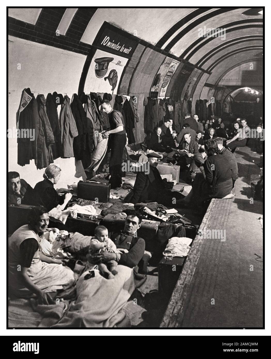 WW2 unterirdisches U-Bahn-Shelter Bombenanschlag im Zweiten Weltkrieg Blitz WW2 Londoner lagern für die Nacht an der U-Bahn-Station entlang des Bahnsteigs und der Bahngleise während des schweren Bombenanschlags der Deutschen in London, England, 1940 im Zweiten Weltkrieg Familien flohen nach dem Geräusch der Luftschutzsirenen aus ihren Häusern und blieben hier, bis das Signal klar war. Stockfoto