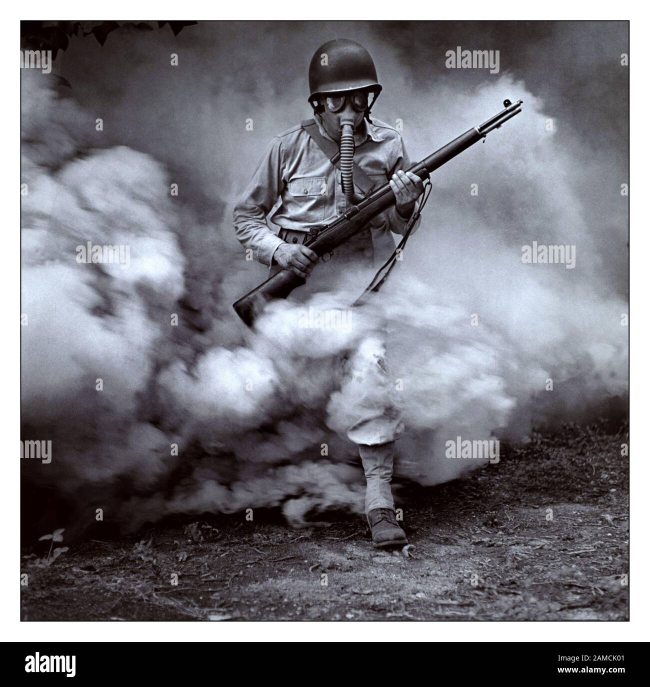 Gas-ANGRIFFSTRAINING des 2. Weltkrieges 1942 amerikanischer Soldat im Trainingslager während der deutschen Gasangriffsübungen im Graben Stockfoto