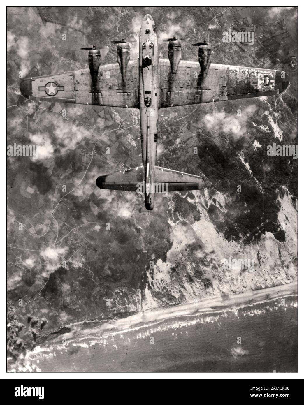 WW2 US B-17 Flying Fortress Bomber Flugzeug Nordfrankreichs Küste Zweiten Weltkrieg Mai 1944, in den Wochen vor dem D-Day, dem 6. Juni 1944, traf die achte Luftwaffe deutsche Truppenkonzentrationen, Flugplätze und Transportziele in Nordfrankreich. Nach dem D-Day setzten Bomber der Achten Air Force diese Angriffe fort, um den Ausbruch der Alliierten aus dem D-Day Normandie-Strandkopf Nordfrankreichs im Zweiten Weltkrieg zu unterstützen Stockfoto