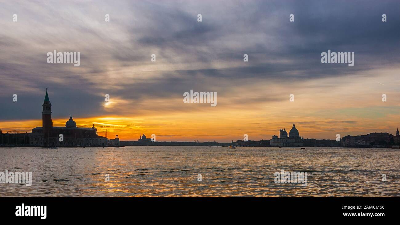 Schöner Sonnenuntergang über der Lagune von Venedig mit Dunst am Abend Stockfoto