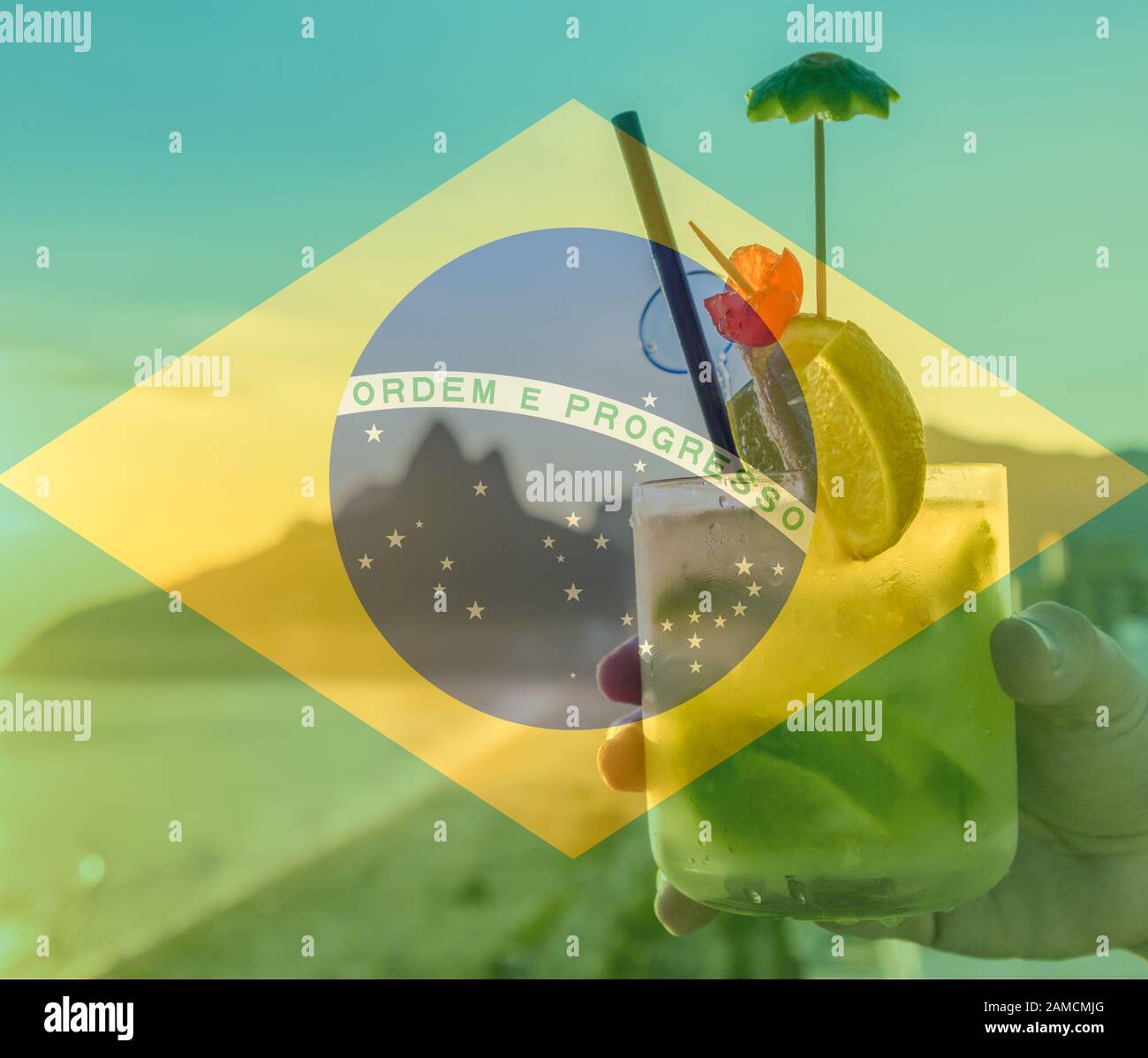 In Ipanema, Rio de Janeiro, Brasilien, wird ein Caipirinha-Cocktail mit brasilianische Flagge als Kompositum veranstaltet. Stockfoto