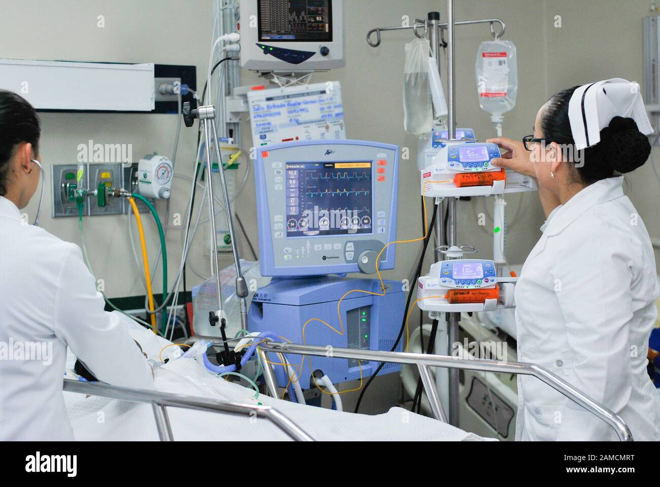 Eine Pflegekraft, die Medikamente in die Infusionspumpe eininstalliert. Pädiatrisches Krankenhaus. Guayaquil. Ecuador Stockfoto