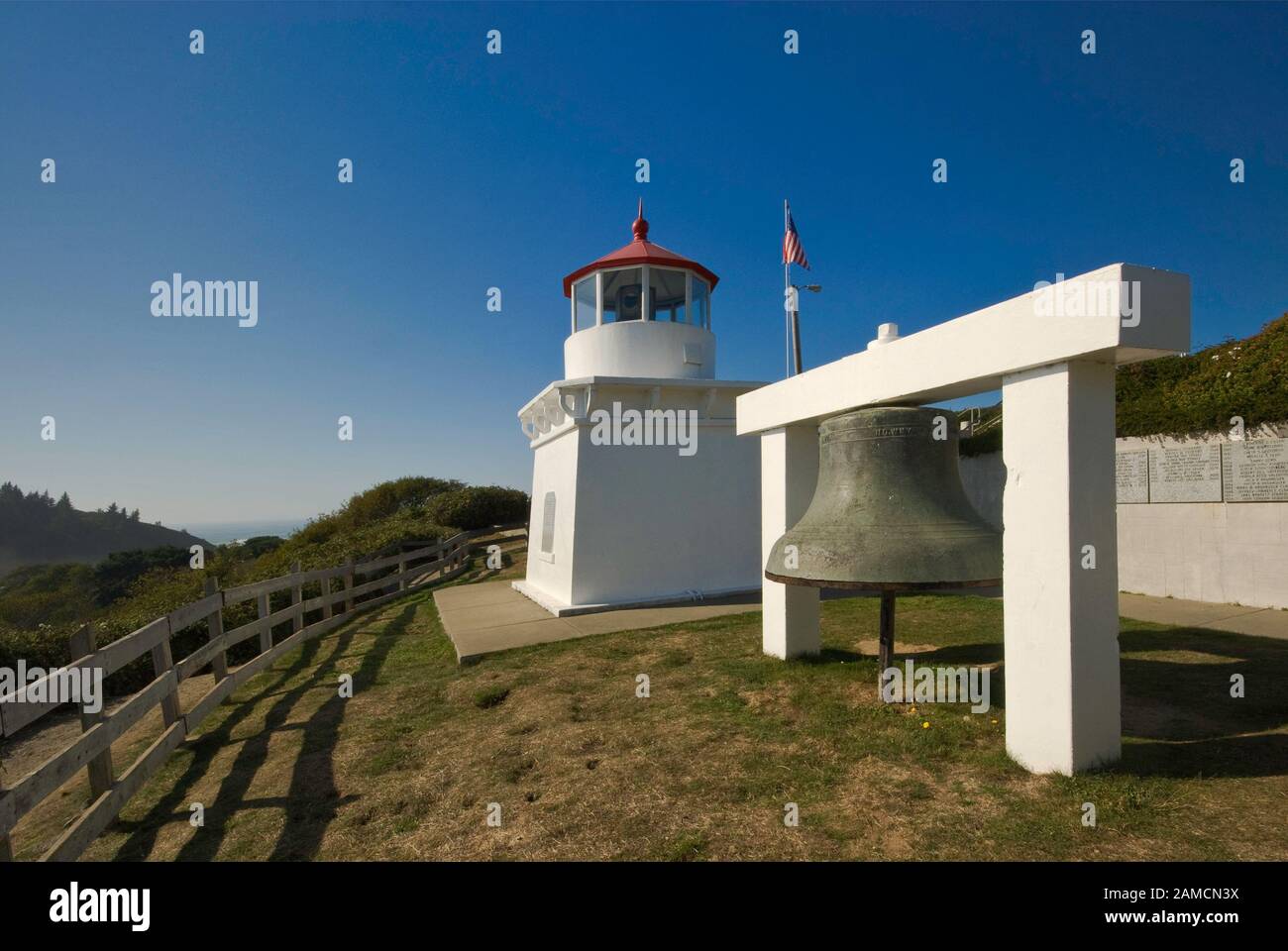 Trinidad Memorial Lighthouse, Nachbau von Trinidad Head Lighthouse und Fog Bell in Trinidad an der Redwood Coast, Kalifornien, USA Stockfoto