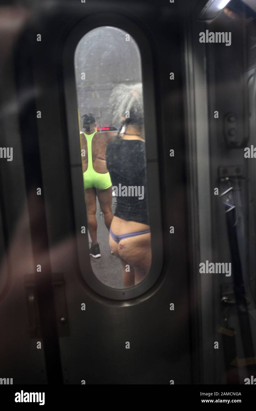 Januar 2020, New York, New York, USA: Die 19. Jährliche Fahrt mit der No Pants Subway findet am Sonntag, 12. Januar, in New York City statt. Teilnehmer an der Veranstaltung begannen in Manhattan am Foley Square und fuhren mit verschiedenen Zügen in alle Abschnitte Manhattans und konvergierten dann auf der 14th Street und dem Union Square. (Bild: © Bruce Cotler/Globe Fotos über ZUMA Draht) Stockfoto