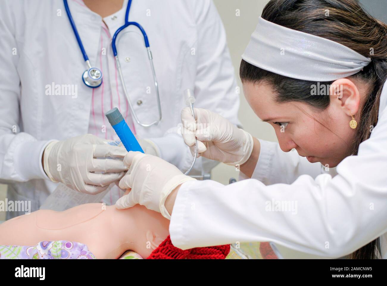 Ärzte, die eine endotracheale Intubation im Puppensimulator von Säuglingen durchführen. Pädiatrisches Krankenhaus. Guayaquil. Ecuador Stockfoto