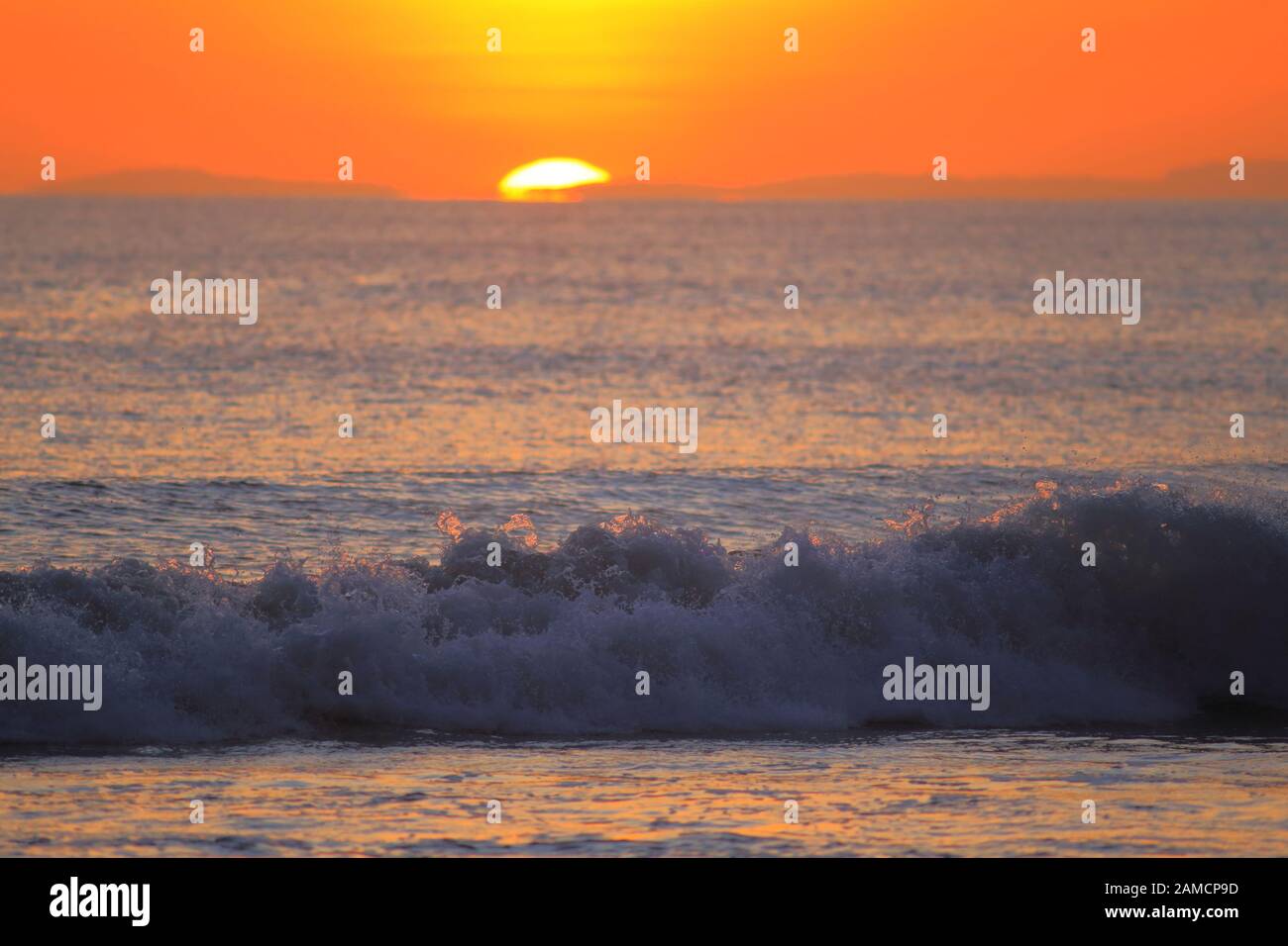 Welle auf der Jurassic Coast in Devon bei Sonnenuntergang Stockfoto