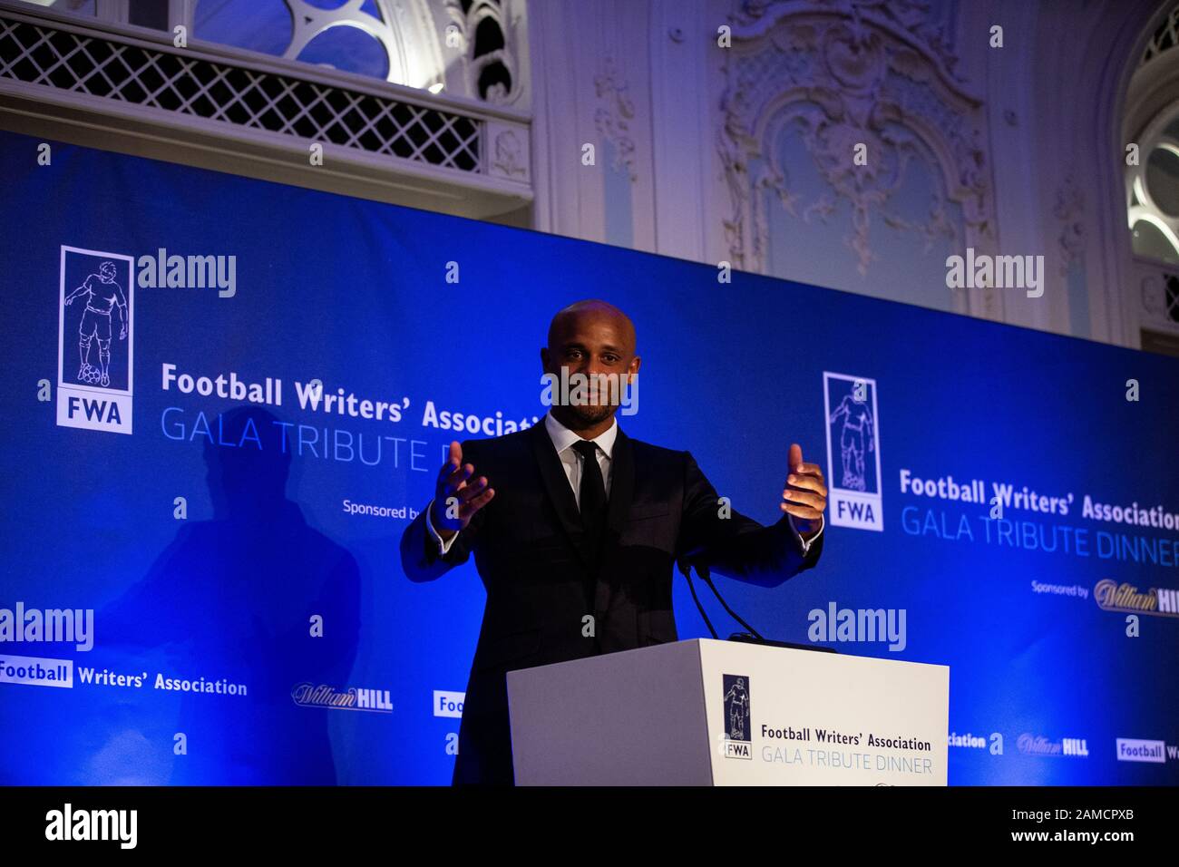 Vincent Kompany während seiner Annahmerede, nachdem er seine Auszeichnung während des Tribute-Dinner der FWA Vincent Kompany im Savoy Hotel, London erhalten hatte. Stockfoto