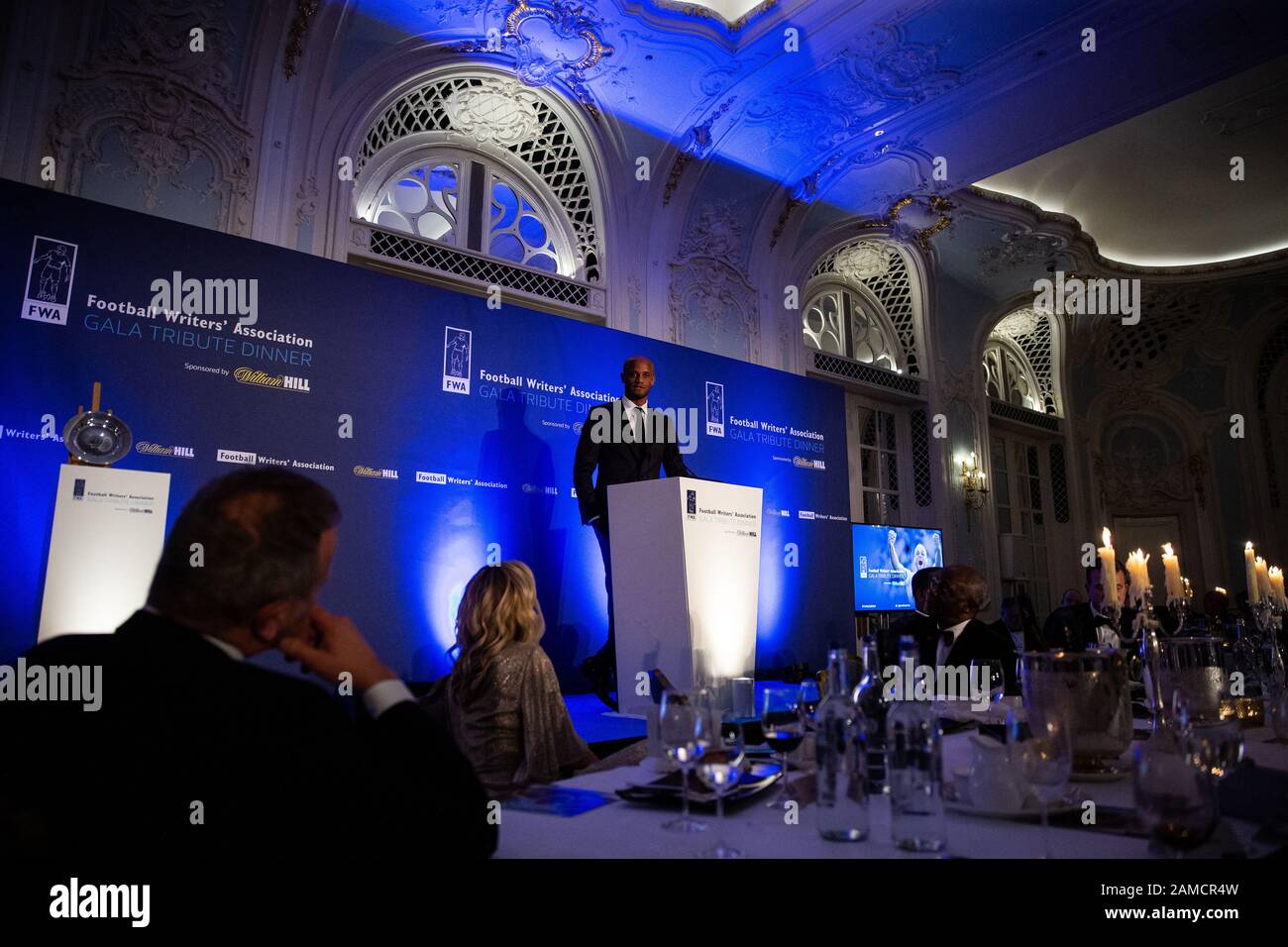 Vincent Kompany während seiner Annahmerede, nachdem er seine Auszeichnung während des Tribute-Dinner der FWA Vincent Kompany im Savoy Hotel, London erhalten hatte. Stockfoto