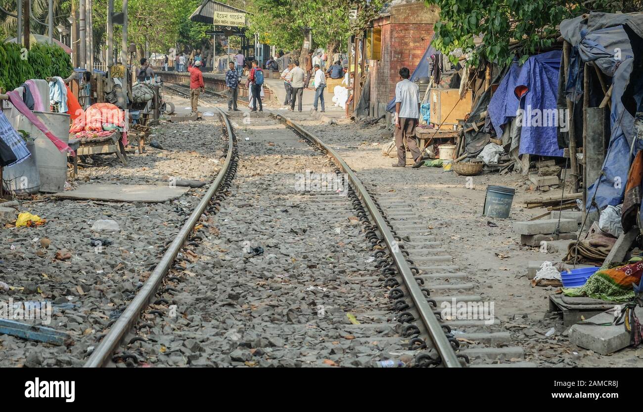 Kolkata, WESTBENGALEN/INDIEN - 20. MÄRZ 2018:Provisorische Shanty-Wohnungen bieten Schutz für die Armen, die an den Rändern der Bahngleise in der Nähe von Th leben Stockfoto