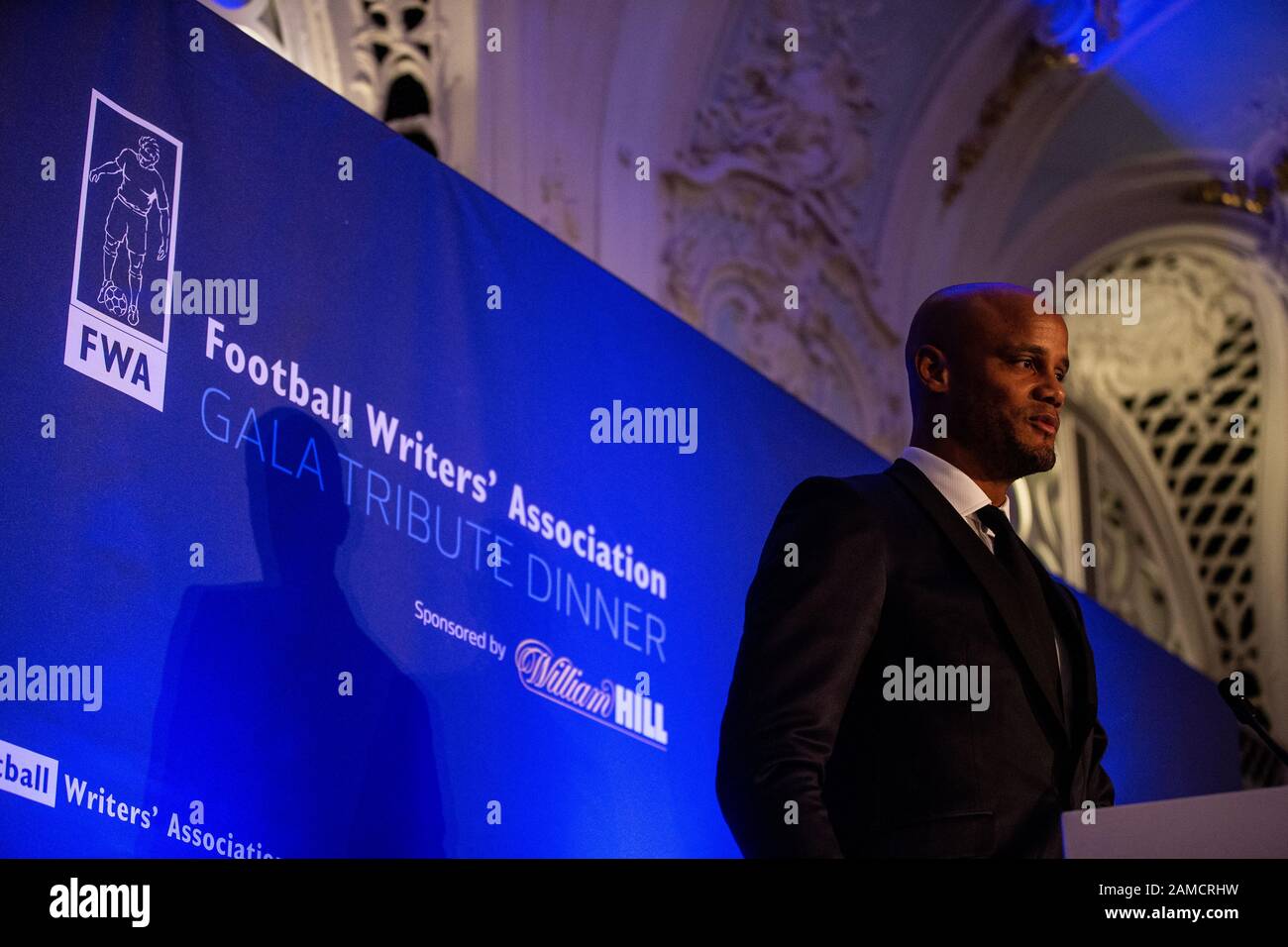 Vincent Kompany während seiner Annahmerede, nachdem er seine Auszeichnung während des Tribute-Dinner der FWA Vincent Kompany im Savoy Hotel, London erhalten hatte. Stockfoto