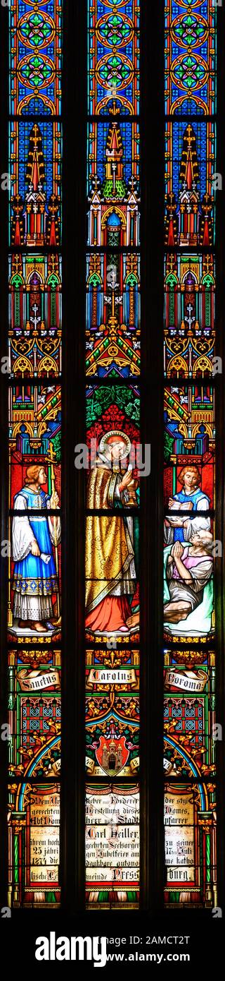 Glasfenster mit der Darstellung des heiligen Karl Borromeo, der den Kranken während der Pestepidemie in Mailand die Eucharistie schenkt. St. Martin's Cathedral. Stockfoto