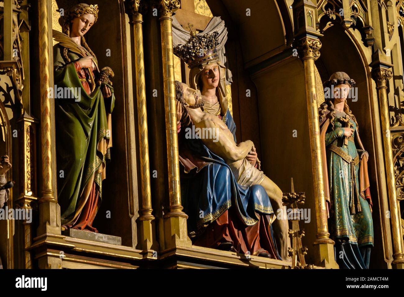 Die Pieta - die Trauernde Jungfrau Maria, die ihren toten Sohn Jesus Christus in ihren Armen hält. St. Martins-Kathedrale, Bratislava, Slowakei. Stockfoto