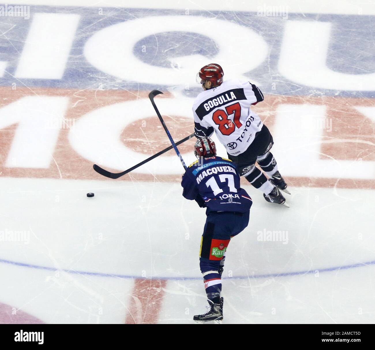 Berlin, DEUTSCHLAND - 22. SEPTEMBER 2017: Philip Gogulla von Kolner Haie kämpft beim Spiel Deutsche Eishockey Liga (DEL) in der Mercedes-Benz Arena um einen Puck mit Jamie MacQueen von Eisbaren Berlin Stockfoto