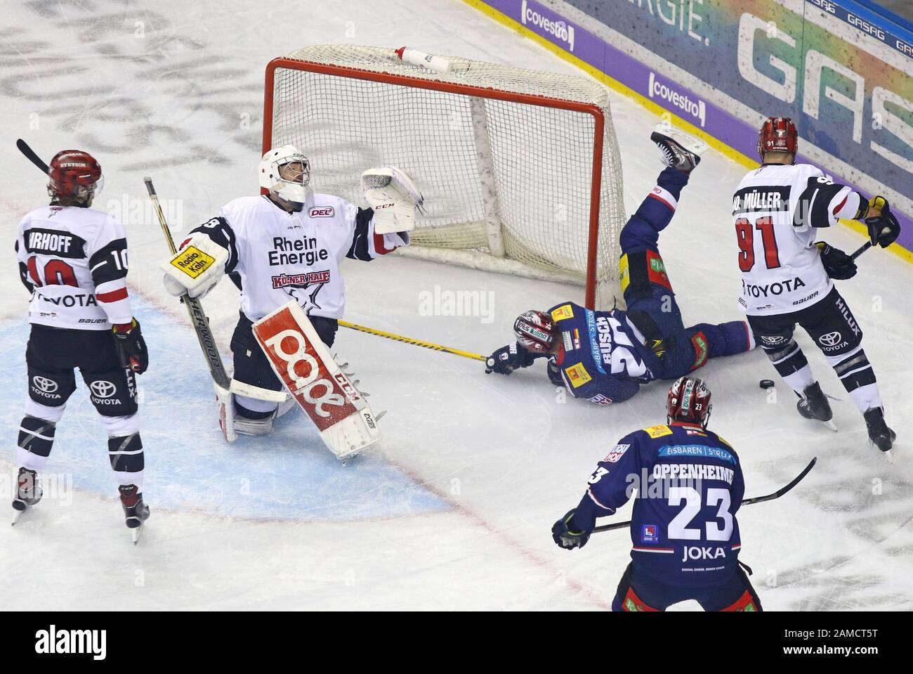 Berlin, DEUTSCHLAND - 22. SEPTEMBER 2017: Torhüter Gustaf Wesslau und Verteidiger von Kolner Haie (in Weiß) verteidigen ihr Netz während des Spiels der Deutschen Eishockey Liga (DEL) gegen Eisbaren Berlin in Berlin Stockfoto