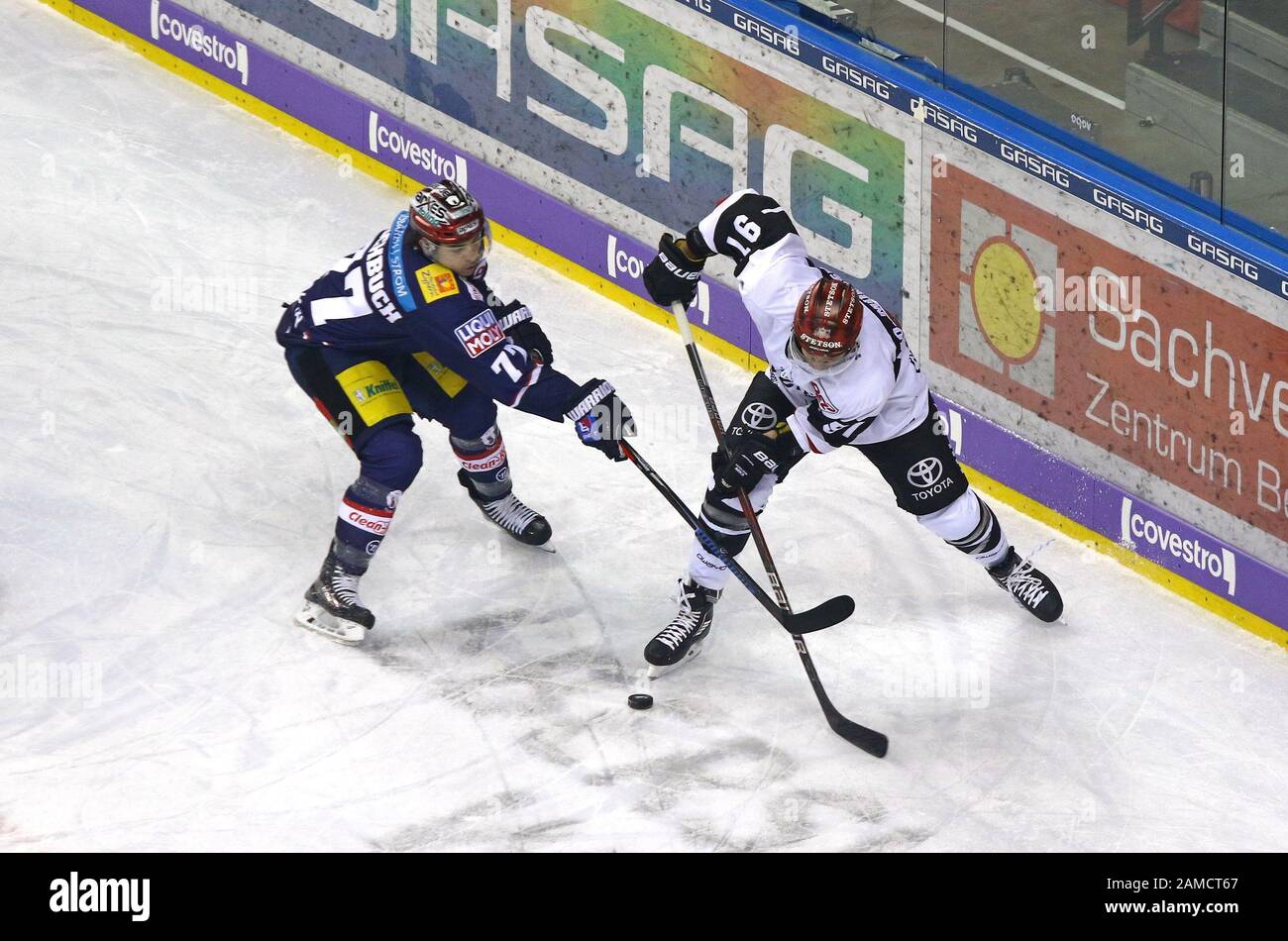 Berlin, DEUTSCHLAND - 22. SEPTEMBER 2017: Daniel Fischbuch von Eisbaren Berlin (L) kämpft beim Spiel Deutsche Eishockey Liga (DEL) in der Mercedes-Benz Arena um einen Puck mit Moritz Muller von Kolner Haie Stockfoto