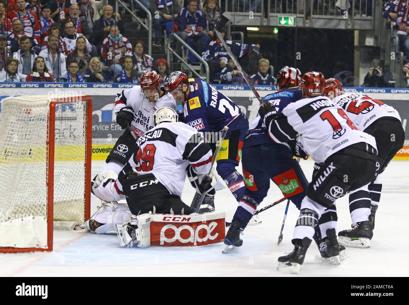 Berlin, DEUTSCHLAND - 22. SEPTEMBER 2017: Torhüter Gustaf Wesslau und Verteidiger von Kolner Haie (in Weiß) verteidigen ihr Netz während des Spiels der Deutschen Eishockey Liga (DEL) gegen Eisbaren Berlin in Berlin Stockfoto
