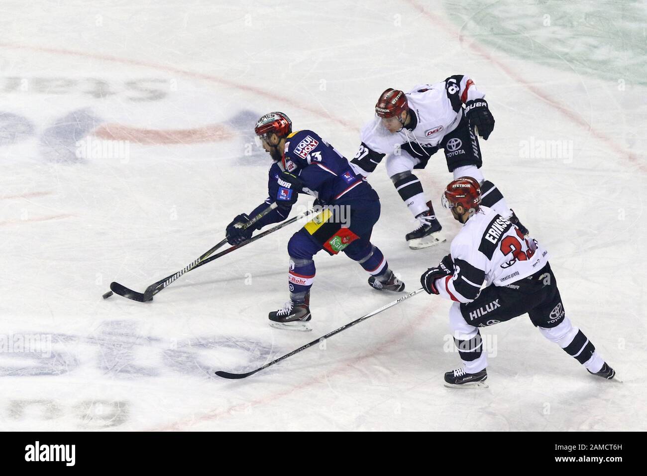Berlin, DEUTSCHLAND - 22.2017: Thomas Oppenheimer von Eisbaren Berlin (L) kämpft während ihres Spiels Deutsche Eishockey Liga (DEL) um einen Puck mit Philip Gogulla und Fredrik Eriksson von Kolner Haie Stockfoto