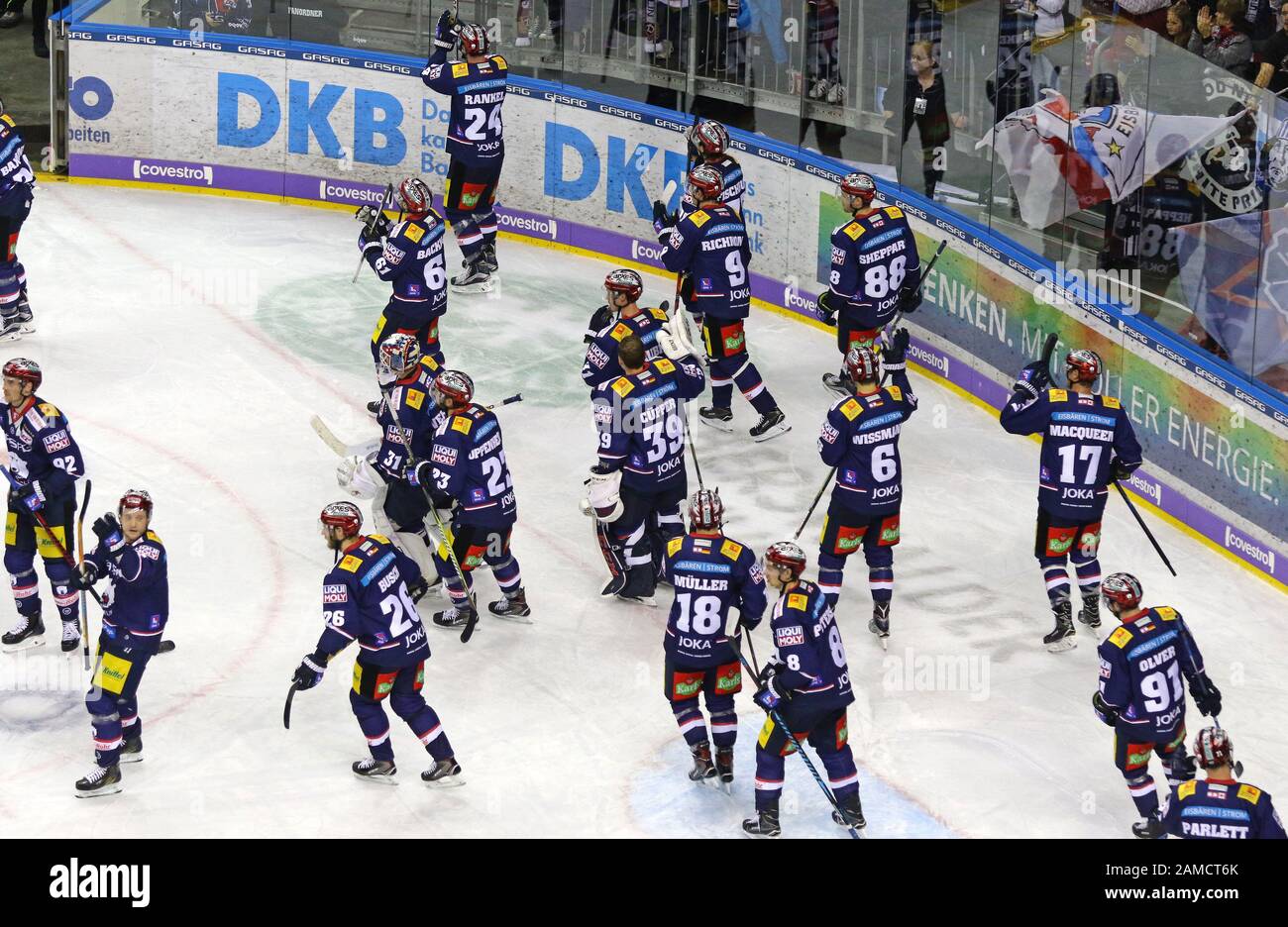 Berlin, DEUTSCHLAND - 22. SEPTEMBER 2017: Eisbaren Berliner Teamspieler bedankt sich bei ihren Fans für die Unterstützung nach dem Spiel der Deutschen Eishockey Liga (DEL) gegen Kolner Haie in der Mercedes-Benz Arena in Berlin Stockfoto