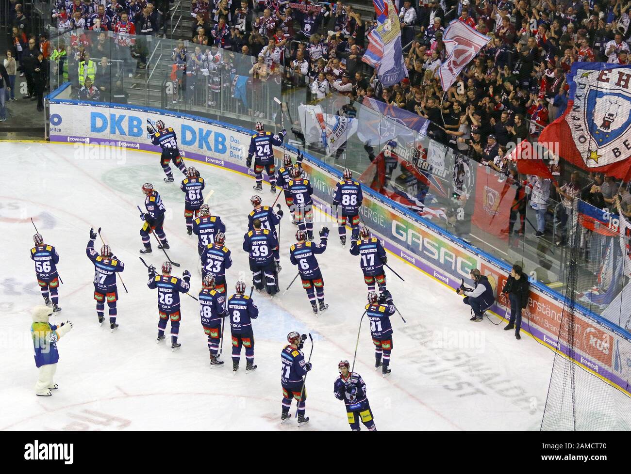 Berlin, DEUTSCHLAND - 22. SEPTEMBER 2017: Eisbaren Berliner Teamspieler bedankt sich bei ihren Fans für die Unterstützung nach dem Spiel der Deutschen Eishockey Liga (DEL) gegen Kolner Haie in der Mercedes-Benz Arena in Berlin Stockfoto