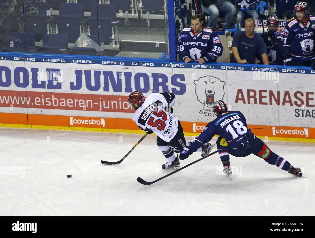 Berlin, 22. SEPTEMBER 2017: Felix Schutz von Kolner Haie (L) kämpft beim Spiel Deutsche Eishockey Liga (DEL) in der Mercedes-Benz Arena um einen Puck mit Jonas-Muller von Eisbaren Berlin Stockfoto