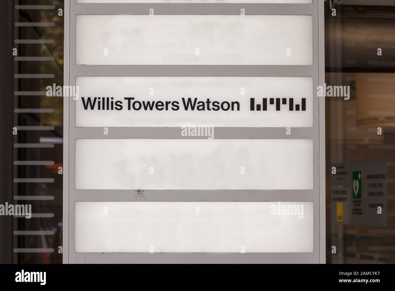 Prag, TSCHECHIEN - 31. OKTOBER 2019: Willis Towers Watson Logo vor ihrem Büro für Prag. Willis Towers Watson ist ein britischer und irischer Insuran Stockfoto