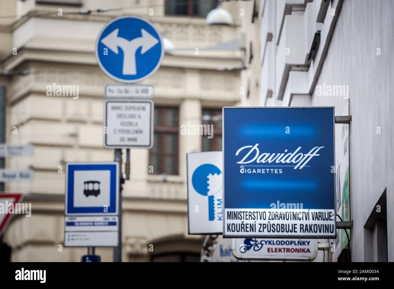 Brno, TSCHECHIEN - 5. NOVEMBER 2019: Davidoff-Zigaretten-Logo vor ihrem Händler in Brünn. Davidoff ist ein Schweizer Tabakindustriehersteller, der c Stockfoto Brno, TSCHECHIEN - 5. NOVEMBER 2019: Davidoff-Zigaretten-Logo vor ihrem Händler in Brünn. Davidoff ist ein Schweizer Tabakindustriehersteller, der c Stockfoto