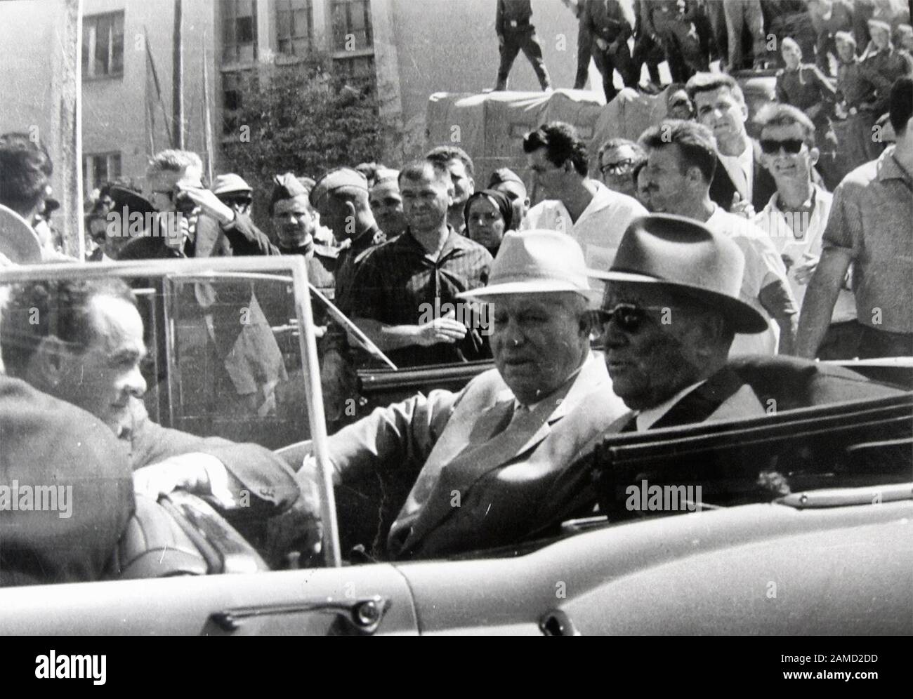 Josip Broz Tito bei seinem zweiten Besuch in Skopje, begleitet vom Präsidenten des Ministerrates der UdSSR und dem ersten Sekretär des Zentralkomitees der KPdSU, Nikita Chruschtschow, am 22. August 1963. Stockfoto
