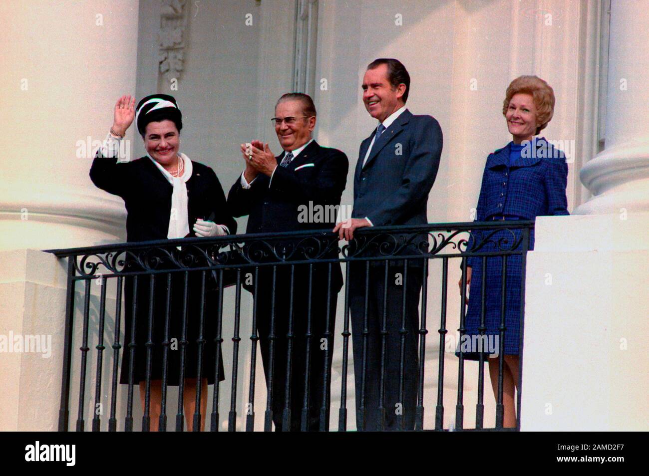 Präsident und Frau Broz, Präsidentin und Frau Nixon überblicken die Ankunftsfeier auf dem South Lawn vom Südbalkon des Weißen Hauses. Oktober 1971 Stockfoto