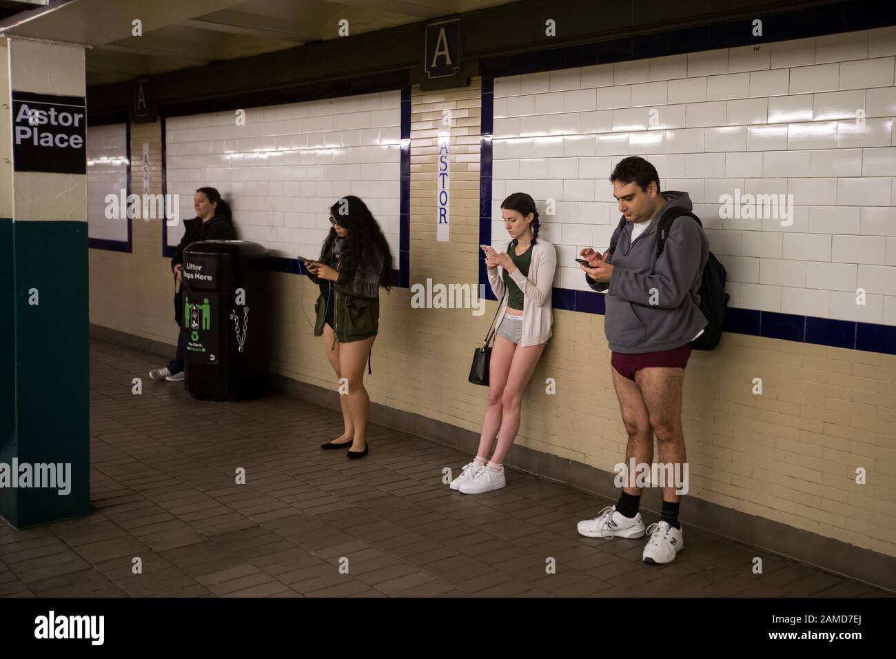 New York, USA. Januar 2020. Die Menschen nehmen an der jährlichen Veranstaltung "No Pants Subway Ride" in New York, den Vereinigten Staaten vom 12. Januar 2020 Teil. Die No Pants Subway Ride ist eine jährliche Veranstaltung, die 2002 von Improv Everywhere in New York gestartet wurde. Gutschrift: Michael Nagle/Xinhua/Alamy Live News Stockfoto
