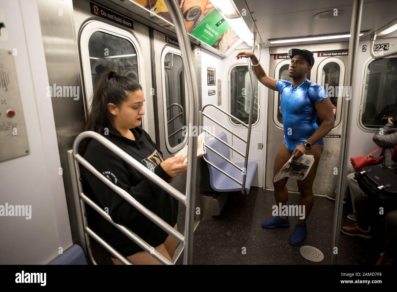 New York, USA. Januar 2020. Die Menschen nehmen an der jährlichen Veranstaltung "No Pants Subway Ride" in New York, den Vereinigten Staaten vom 12. Januar 2020 Teil. Die No Pants Subway Ride ist eine jährliche Veranstaltung, die 2002 von Improv Everywhere in New York gestartet wurde. Gutschrift: Michael Nagle/Xinhua/Alamy Live News Stockfoto