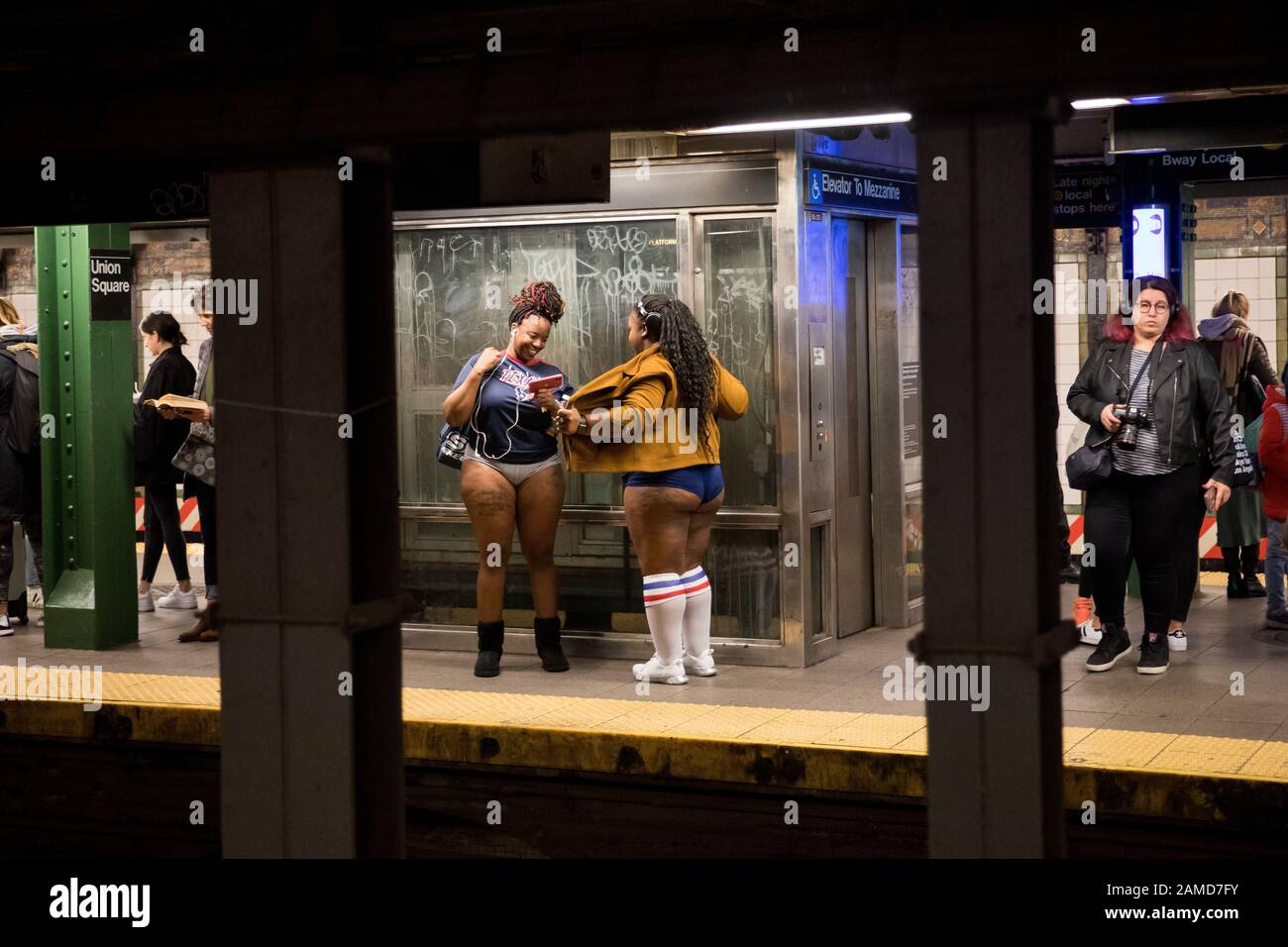 New York, USA. Januar 2020. Die Menschen nehmen an der jährlichen Veranstaltung "No Pants Subway Ride" in New York, den Vereinigten Staaten vom 12. Januar 2020 Teil. Die No Pants Subway Ride ist eine jährliche Veranstaltung, die 2002 von Improv Everywhere in New York gestartet wurde. Gutschrift: Michael Nagle/Xinhua/Alamy Live News Stockfoto