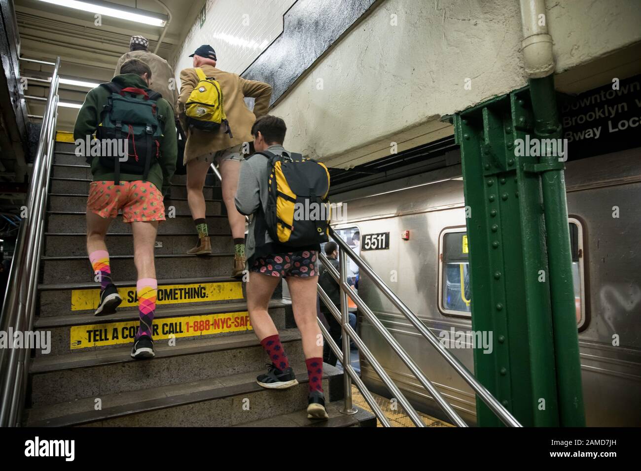 New York, USA. Januar 2020. Die Menschen nehmen an der jährlichen Veranstaltung "No Pants Subway Ride" in New York, den Vereinigten Staaten vom 12. Januar 2020 Teil. Die No Pants Subway Ride ist eine jährliche Veranstaltung, die 2002 von Improv Everywhere in New York gestartet wurde. Gutschrift: Michael Nagle/Xinhua/Alamy Live News Stockfoto
