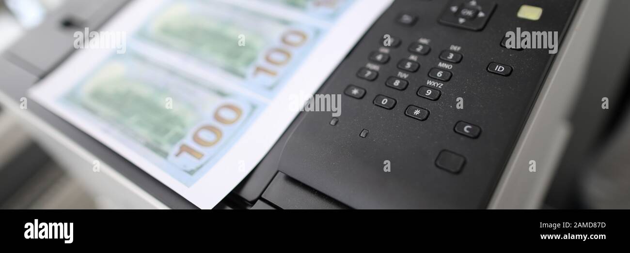 Blatt Papier auf einem Drucker mit gefälschten Dollars gedruckt Stockfoto