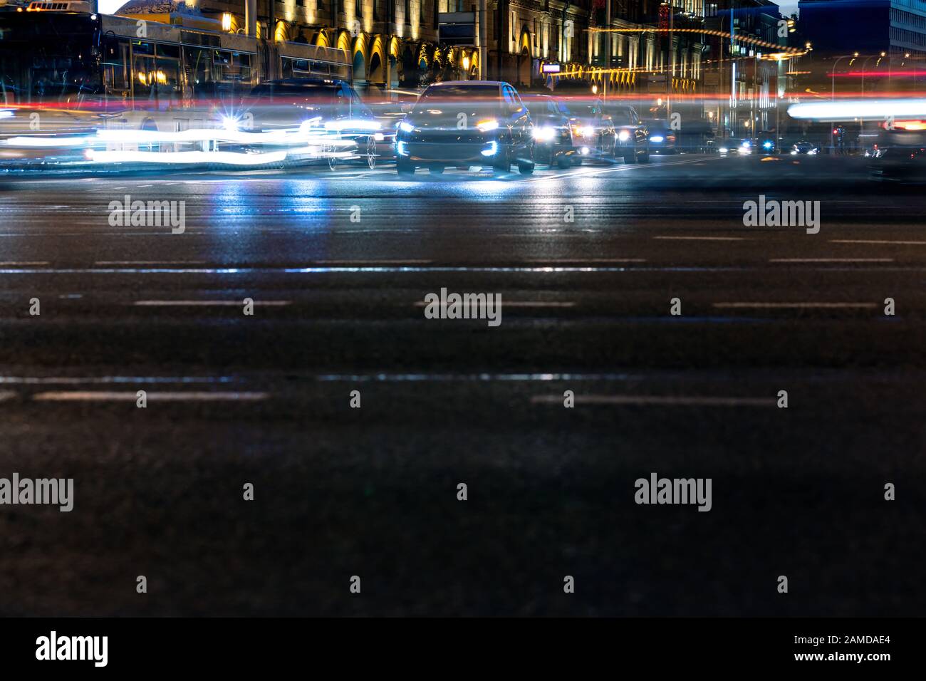 Unscharfe Ampelwege auf der Straße zur Nachtzeit. Lange Belichtung Stockfoto