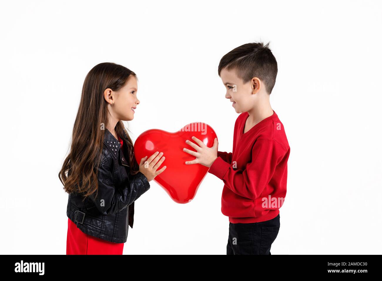 Gluckliches Kleines Paar Madchen Und Junge Die Den Roten Herzballon Isoliert Auf Weissem Hintergrund Zusammenhalten Kinder Sehen Sich An Valentinstag Stockfotografie Alamy