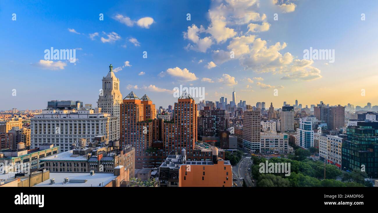 New York USA - 29. Juli 2019: Luftpanorama vom Union Square Park, kultige Skyline und Wolkenkratzer in Lower Manhattan an einem bewölkten Tag vor Sonnenuntergang Stockfoto