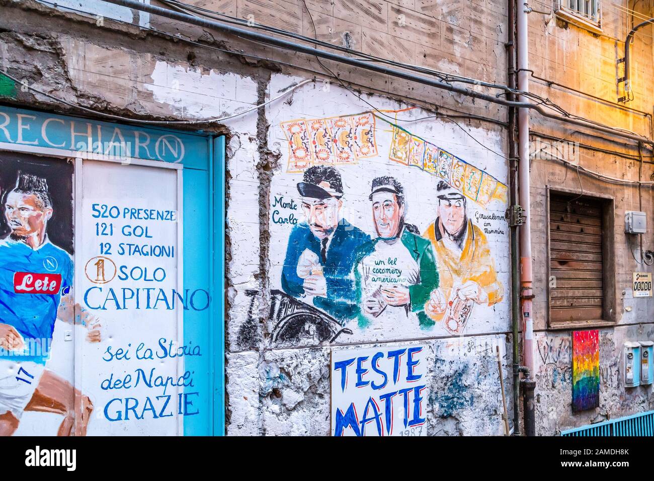 Neapel, ITALIEN - 4. JANUAR 2020: Licht ist aufklärende Straßenkunst, die berühmten italienischen Comedians und Fußballern gewidmet ist Stockfoto