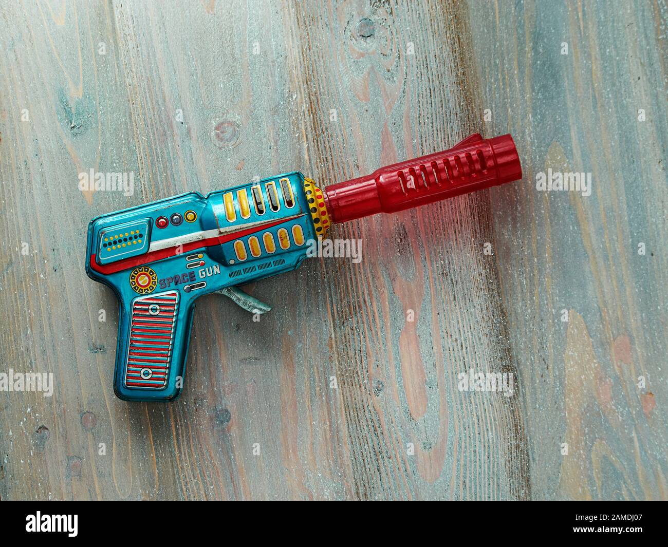 Eine in china hergestellte Spielzeugpistole mit Holzhintergrund Stockfoto