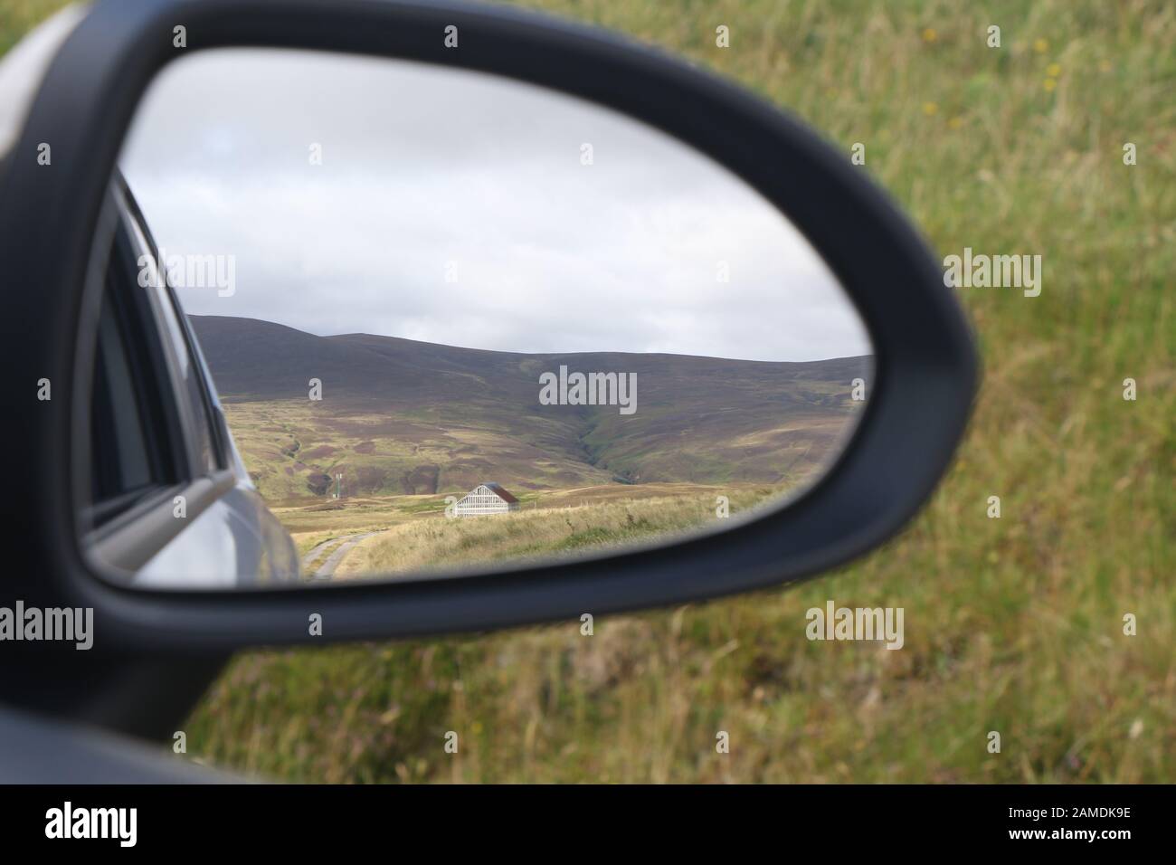 Blick auf das Haus in einem Rückspiegel in Nordschottland Stockfoto