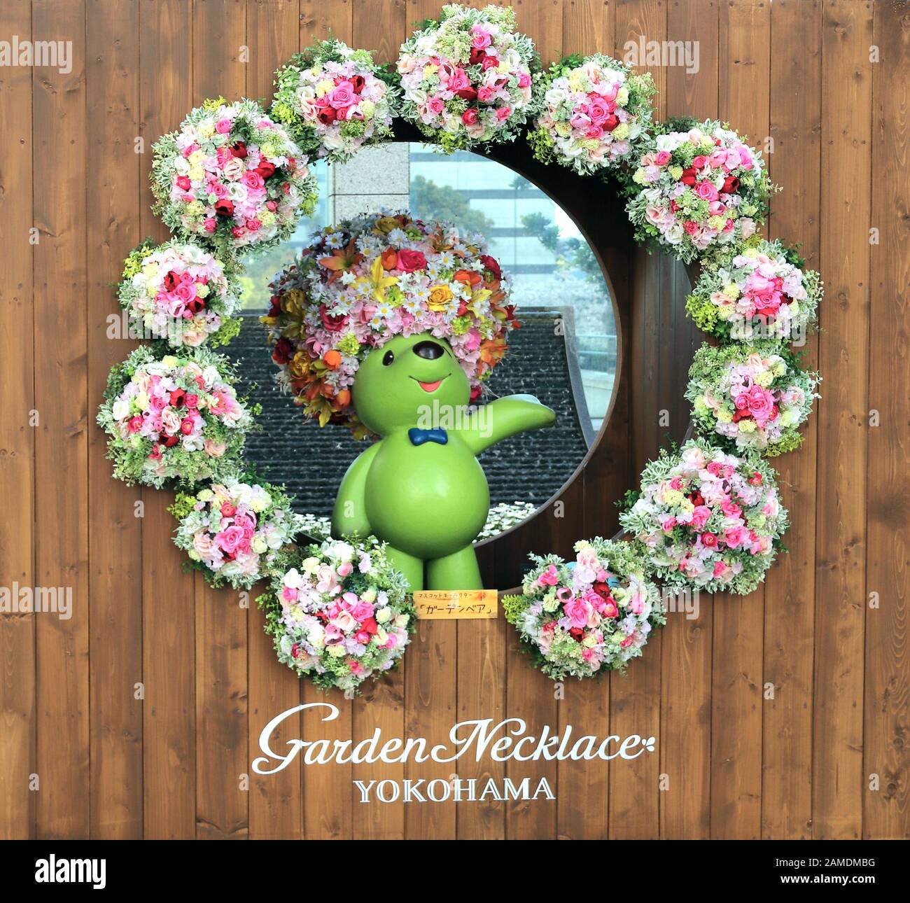 Yokohama, JAPAN - 5. April 2019: Maskottchen des Garten-Halskette-Gartenbären auf der 35 nationalen städtischen Grünmesse Yokohama im Satoyama-Garten Stockfoto