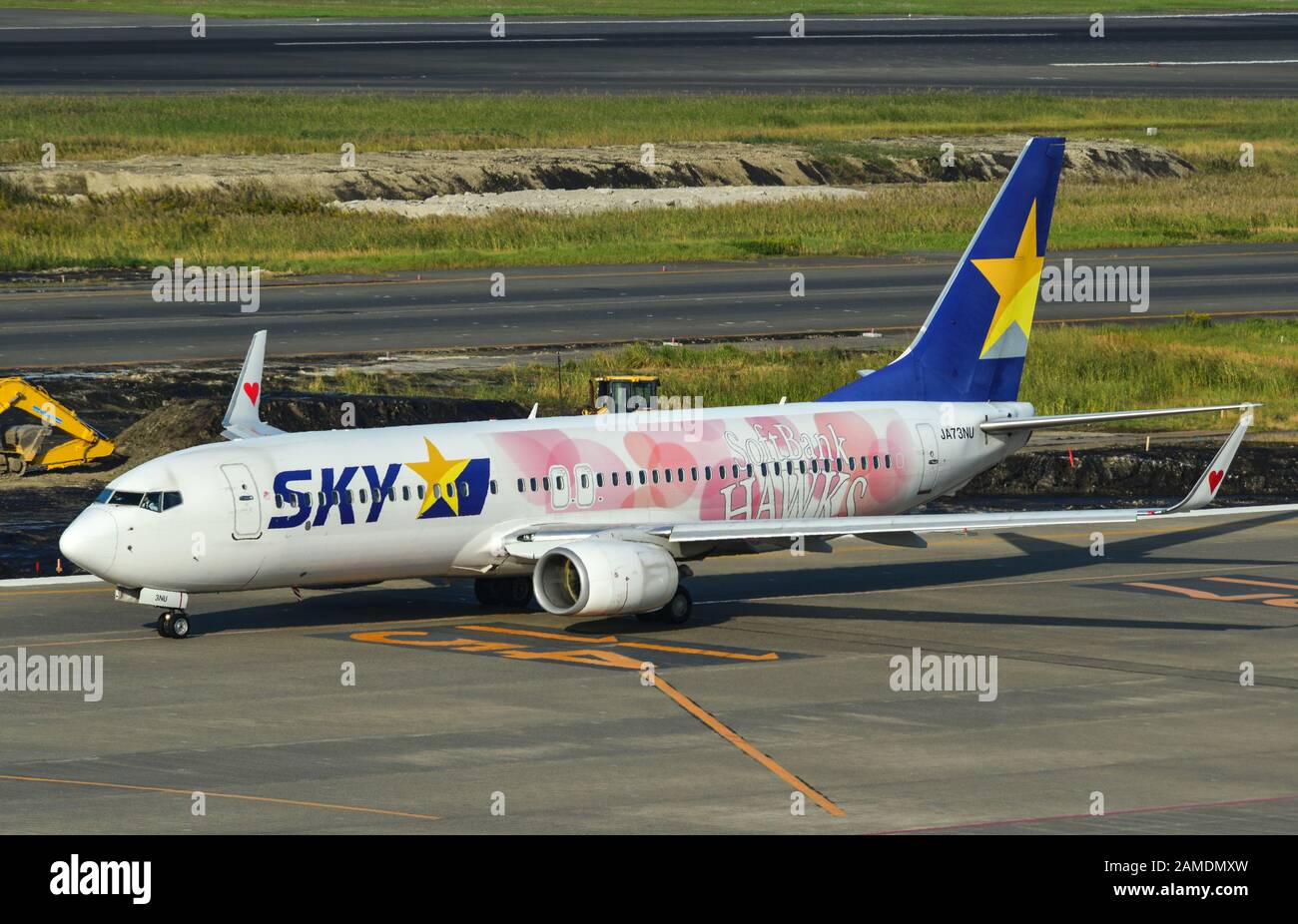 Tokio, Japan - 2. November 2019. Ja73NU Skymark Airlines Boeing 737-800 mit dem Taxi auf der Landebahn des Flughafens Tokio-Haneda (HND). Haneda bewältigte 87.098.683 Passenge Stockfoto