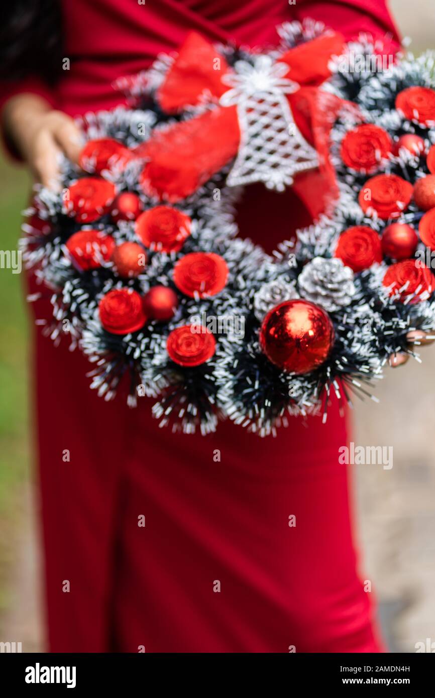 Adventskranz hält junge Dame fest Stockfoto