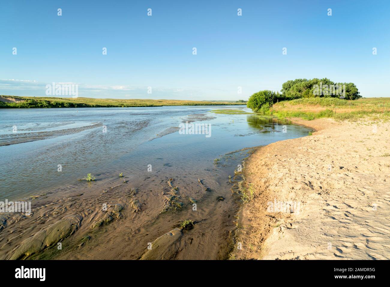 Flacher, breiter und sandiger Trostloser Fluss, der sich durch die Sandhills von Nebraska im Nebraska National Forest schlängelt, Sommerlandschaft Stockfoto
