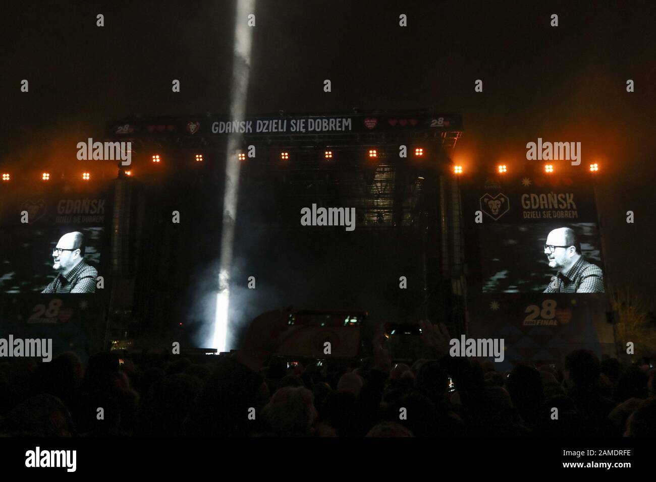 Gdansk, Polen. Januar 2020. Die Besucher der Konzerte und Des Ligth to the Sky in Memoriam von Bürgermeister Adamowicz sind am 12. Januar 2020 in Gdansk, Polen, zu sehen, Grande Finale des Großen Orchesters Der Charity Christmas (WOSP - Wielka Orkiestra Swiatecznej Pomocy) In Danzig wird ein Jahr nach der Ermordung von Bürgermeister Pawel Adamowicz während des letzten Jahres Finale organisiert. Die diesjährige Sammlung von mehr als 120.000 Freiwilligen soll die interventionelle Medikation für Kinder unterstützen: Vadim Pacajev/Alamy Live News Stockfoto