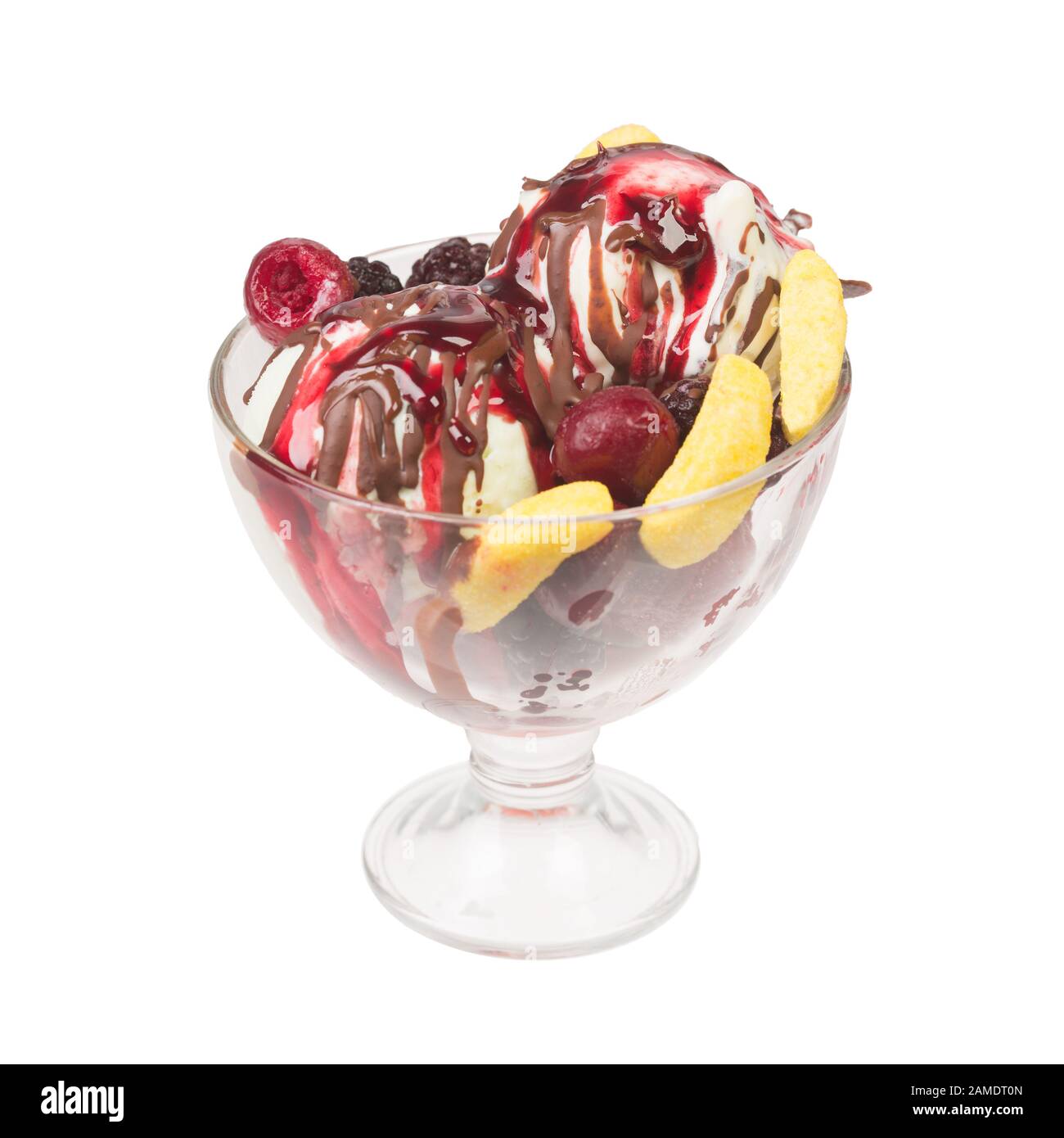 Vanille-Sundae-Eis mit Schokoladensauce und Früchten. Stockfoto