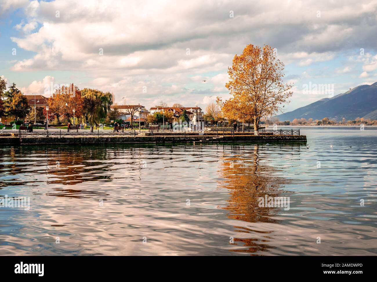 Ioannina/Griechenland - 23. November 2019: Blick auf den Pamvotis-See und die Küste der Stadt Ioannina. Stockfoto